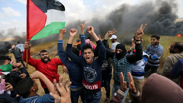 Palestinos gritam contra tropas israelenses durante protesto na Faixa de Gaza. Ao menos 15 pessoas foram mortas e 1.200 ficaram feridas. - Sputnik Brasil