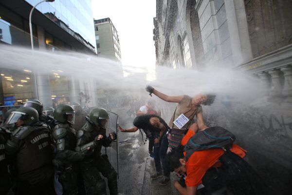 Protestos na capital chilena de Santiago - Sputnik Brasil