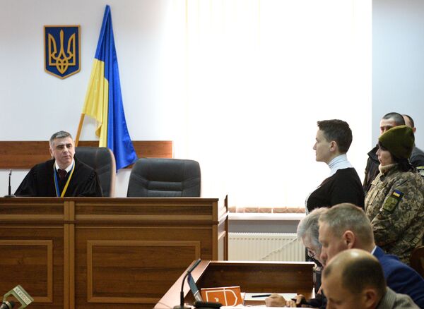 Deputada da Suprema Rada (parlamento ucraniano), Nadezhda Savchenko, durante julgamento em tribunal de Kiev. A ex-piloto é acusada de ter preparado atentados na capital ucraniana - Sputnik Brasil