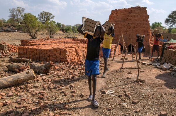 Crianças carregam tijolos no Sudão do Sul - Sputnik Brasil
