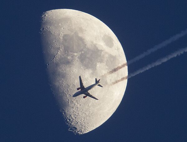 Avião sobrevoa com Lua em fundo, Frankfurt Alemanha - Sputnik Brasil
