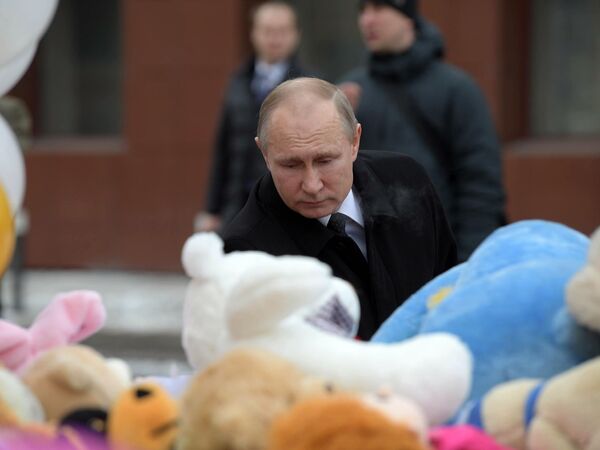 Presidente russo, Vladimir Putin, põe flores no memorial improvisado perto do shopping russo que foi atingido pelo fogo na cidade russa de Kemerovo - Sputnik Brasil