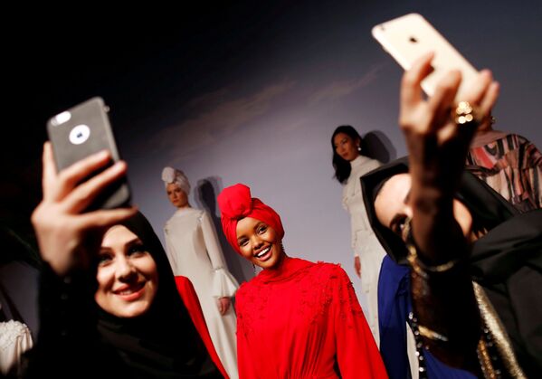 Mulheres tiram selfie com famosa modelo Halima Aden durante desfile em Istambul, Turquia - Sputnik Brasil