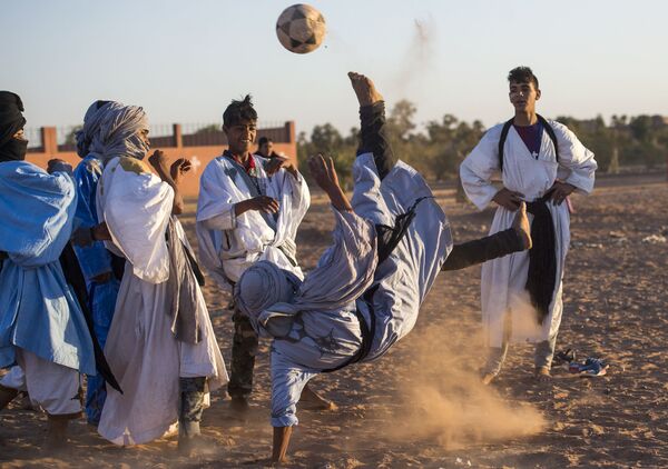 Adolescentes jogam bola no deserto do Saara, Marrocos - Sputnik Brasil