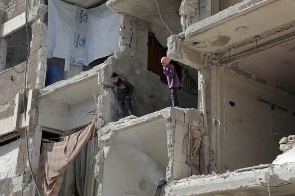 Crianças sírias em prédio destruído em Douma, Ghouta Oriental, Síria - Sputnik Brasil