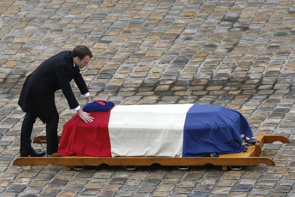 Presidente francês, Emmanuel Macron, durante cerimônia fúnebre de despedida do tenente-coronel Arnaud Beltrame, morto na tomada de reféns em Paris - Sputnik Brasil