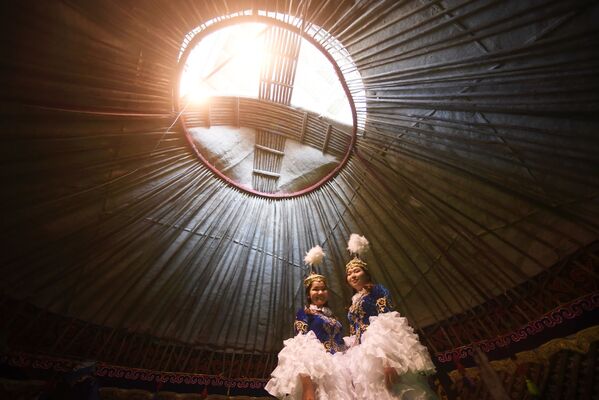 Meninas em trajes nacionais durante festejo de Noruz (Ano Novo do calendário persa) em Moscou - Sputnik Brasil
