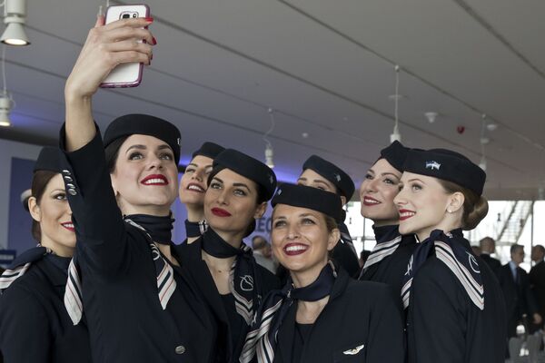 Aeromoças da companhia grega Aegean Airlines tiram selfie na conferência em Atenas - Sputnik Brasil