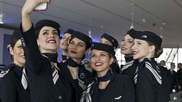 Aeromoças da companhia grega Aegean Airlines tiram selfie na conferência em Atenas - Sputnik Brasil