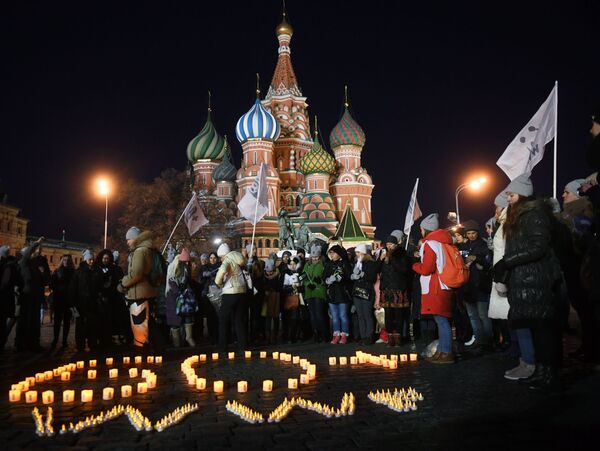 Moscovitas durante Hora do Planeta na Praça Vermelha - Sputnik Brasil