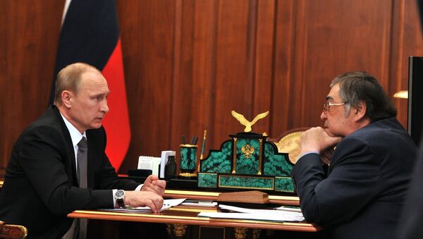 O presidente da Rússia, Vladimir Putin se reúne com o governador da região de Kemerovo, Aman Tuleyev em abril de 2015 (foto de arquivo) - Sputnik Brasil