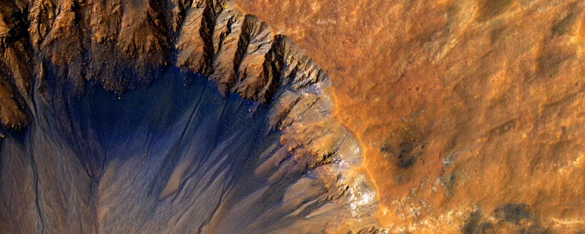 Cratera na superfície de Marte - Sputnik Brasil, 1920, 29.09.2023