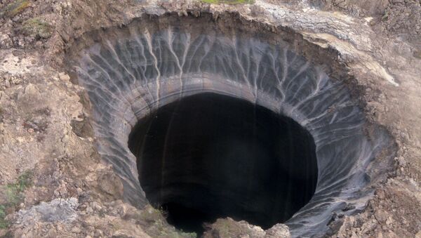 Cratera gigante no distrito autônomo russo Yamálo-Nenetsky, na Sibéria - Sputnik Brasil