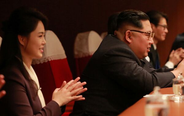 Kim Jong-un comparece a concerto de música pop sul-coreana, Pyongyang, 1º de abril - Sputnik Brasil
