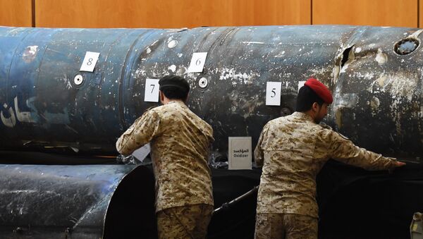 Soldados sauditas revelam os restos de mísseis que uma coalizão militar liderada pela Arábia Saudita afirma ser iraniana. - Sputnik Brasil
