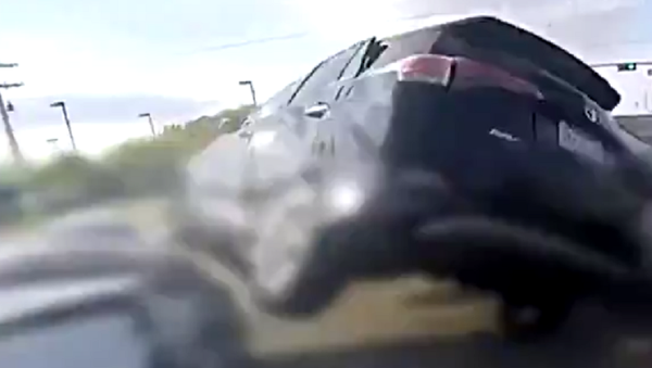 Como em filme de ação: 3 carros e moto chocam em forte colisão - Sputnik Brasil