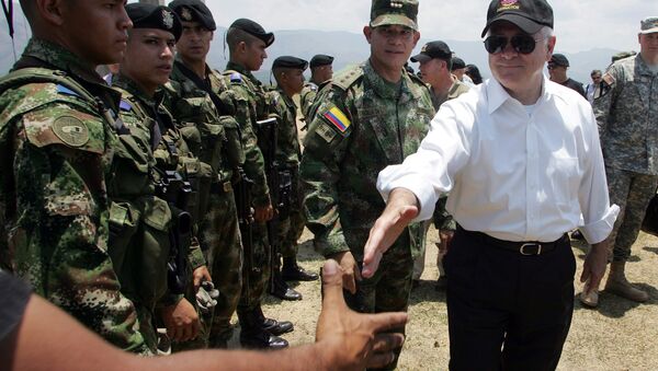 Robert Gates, ex-secretário de Defesa dos Estados Unidos aperta mão de soldado colombiano na base militar de Tolemaida (foto de arquivo) - Sputnik Brasil