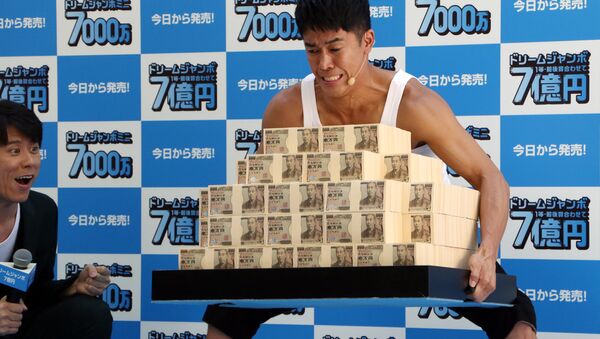 Ex-campeão japonês de decatlo, So Takei, levantando 700 milhões de ienes - Sputnik Brasil