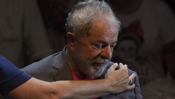 Lula da Silva recebe um abraço durante ato com Partido dos Trabalhadores no Rio de Janeiro em 2 de abril de 2018 - Sputnik Brasil