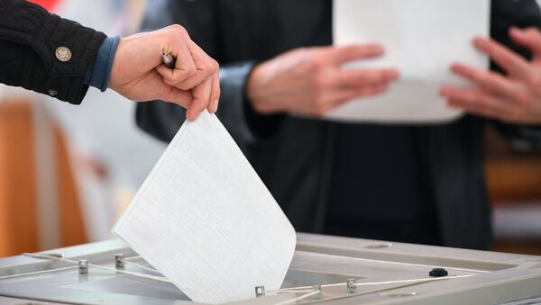 Pessoa votando nas eleições presidenciais em 18 de março - Sputnik Brasil