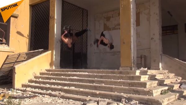 Sírios praticam parkour em Aleppo - Sputnik Brasil