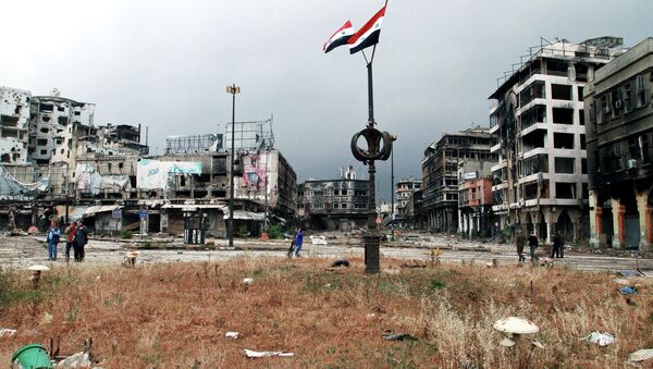 Duas bandeiras nacionais da Síria e os funcionários do governo incepcionando os danos na cidade de Homs, Síria - Sputnik Brasil