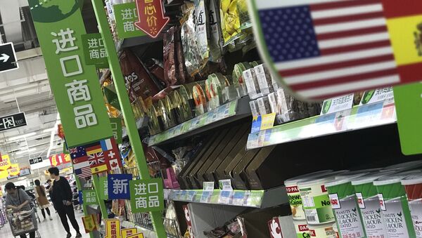 Mulheres em um supermercado de Pequim passando pelas prateleiras de produtos importados dos EUA e de outros países, 2 de abril de 2018 - Sputnik Brasil