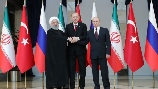 Russian President Vladimir Putin, Turkish President Recep Tayyip Erdogan and Iranian President Hassan Rouhani, right to left, pose for a photo before a meeting in Ankara - Sputnik Brasil