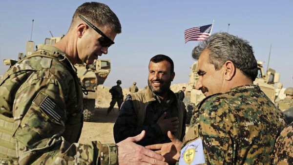 Major-general do exército dos EUA, Jamie Jarrard (à esquerda), agradece comandante Muhammed Abu Adeel durante uma visita ao norte da Síria, em fevereiro de 2018 - Sputnik Brasil