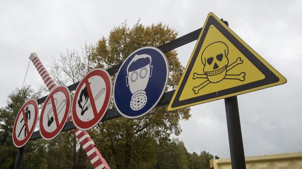 Placas de aviso perto dos armazéns de armas químicas russas antes de serem destruídas - Sputnik Brasil