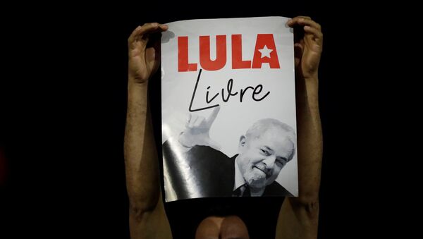 Um apoiante de Lula mantém cartaz dizendo Lula Livre durante ato em Brasília, durante o julgamento do ex-presidente no STF, em 4 de abril de 2018 - Sputnik Brasil