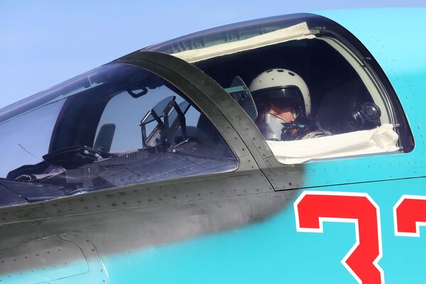Piloto na cabine do caça-bombardeiro Su-34 - Sputnik Brasil
