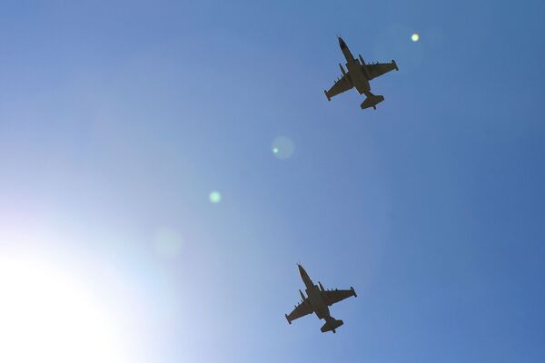 Aviões de assalto Su-25 no céu durante as competições - Sputnik Brasil