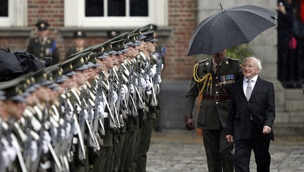 Presidente da Irlanda, Michael Higgins, inspeciona a Guarda de Honra do Exército Irlandês depois da cerimônia de sua nomeação como 9º líder de Estado da Irlanda no Castelo de Dublin, Irlanda, 11 de novembro de 2011 - Sputnik Brasil