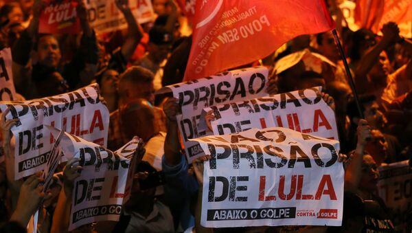 Apoiantes de Lula se manifestam com cartazes dizendo Não à prisão de Lula, abaixo o golpe em São Bernardo do Campo em 5 de abril de 2018 - Sputnik Brasil