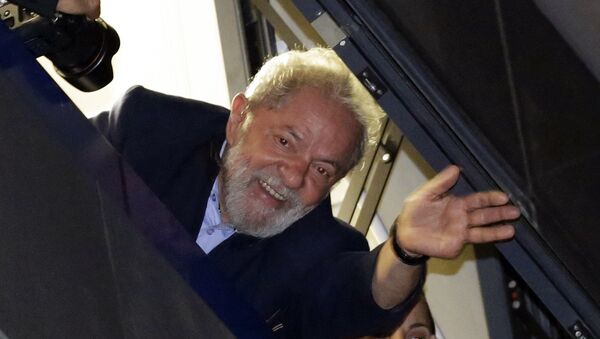 O ex-presidente do Brasil, Luiz Inácio Lula da Silva, saúda simpatizantes em São Bernardo do Campo, em ato de 5 de abril de 2018 - Sputnik Brasil