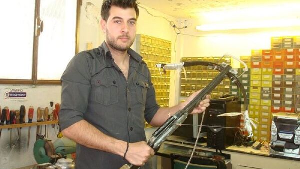 Asaad Haddad com uma das armas criadas por suas próprias mãos - Sputnik Brasil