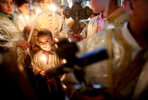 Cristãos palestinos na missa de Domingo de Páscoa, na Faixa de Gaza - Sputnik Brasil