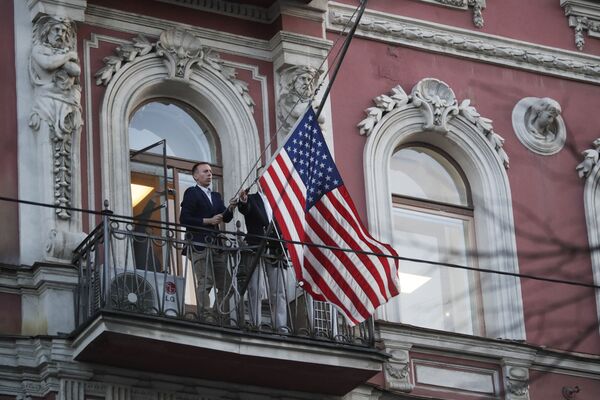 Funcionários da missão diplomática estadunidense retiram a bandeira do país do Consulado Geral em São Petersburgo, após a decisão sobre seu fechamento - Sputnik Brasil