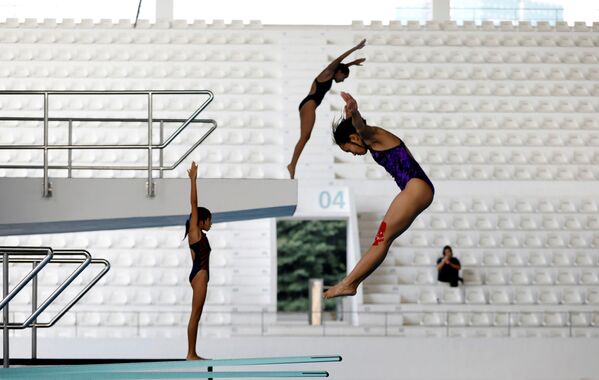Praticantes de saltos ornamentais se treinam nas vésperas da competição Asian Games 2018 que terá lugar em Jakarta, na Indonésia - Sputnik Brasil
