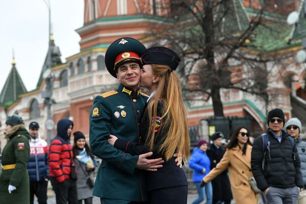 Recém-formados de um Colégio Militar de Moscou após a cerimônia de formatura, na Praça Vermelha - Sputnik Brasil