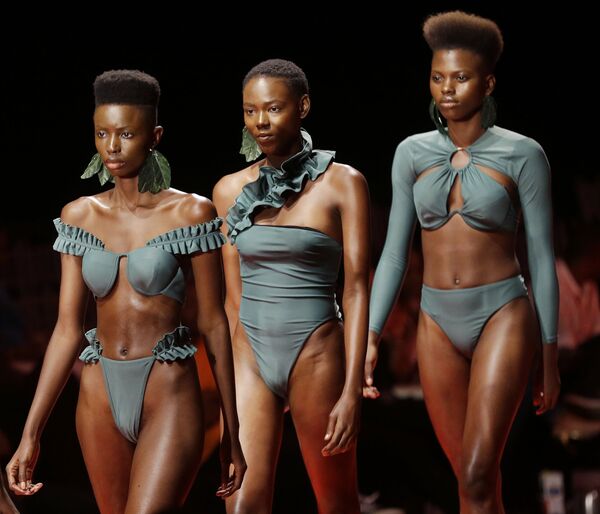 Modelos demonstram peças do designer Andrea Iyamah durante a semana da moda na Nigéria - Sputnik Brasil