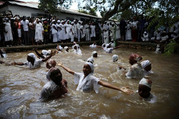 Pessoas nadam em piscina sagrada durante a celebração de rituais de vodu, no Haiti - Sputnik Brasil