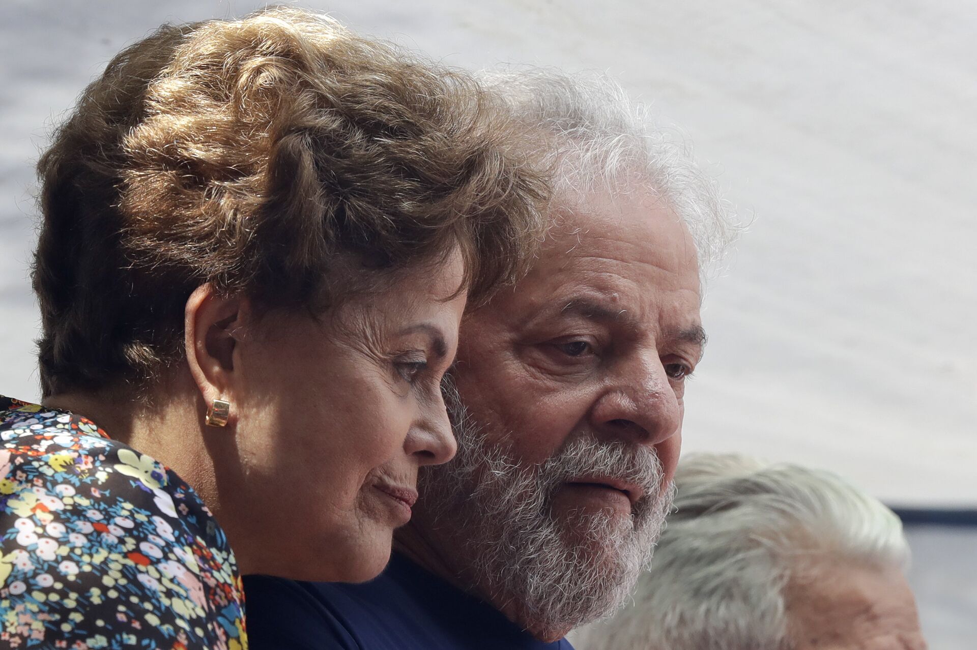 Dilma Rousseff e Luiz Inácio Lula da Silva durante discurso do ex-presidente em frente ao Sindicato dos Metalúrgicos em São Bernardo do Campo, em São Paulo. Lula teve a prisão decretada pelo juiz Sérgio Moro. - Sputnik Brasil, 1920, 13.12.2021