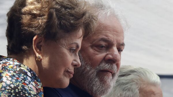 Dilma Rousseff e Luiz Inácio Lula da Silva durante discurso do ex-presidente em frente ao Sindicato dos Metalúrgicos em São Bernardo do Campo, em São Paulo (foto de arquivo) - Sputnik Brasil