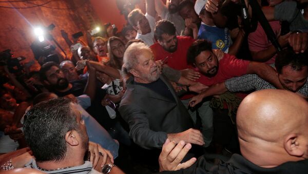 Ex-presidente Luiz Inácio Lula da Silva deixa Sindicato dos Metalúrgicos do ABC, em São Bernardo do Campo, em São Paulo, para seguir à prisão. - Sputnik Brasil