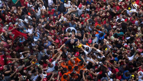 Lula é carregado pela multidão antes de fazer discurso em frente ao Sindicato dos Metalúrgicos do ABC, em São Bernardo do Campo. Ex-presidente teve prisão decretada pelo juiz Sergio Moro e se entregou à Polícia Federal no final do dia. - Sputnik Brasil