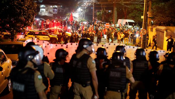 Polícia joga bombas contra manifestantes pró-Lula em Curitiba - Sputnik Brasil