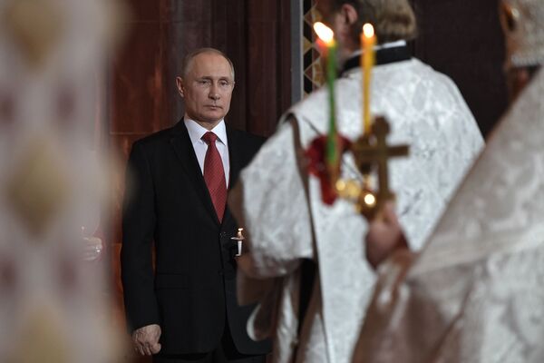 Presidente russo, Vladimir Putin, atende à missa da Páscoa na Catedral de Cristo Salvador, em Moscou, juntamente com outros 8 mil paroquianos - Sputnik Brasil