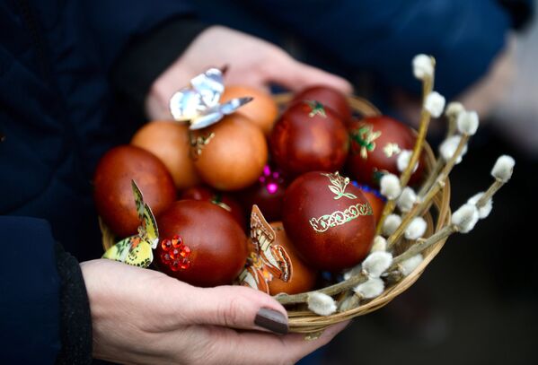 Bolos e ovos pascais são abençoados no Sábado Santo, na cidade russa de Kazan - Sputnik Brasil